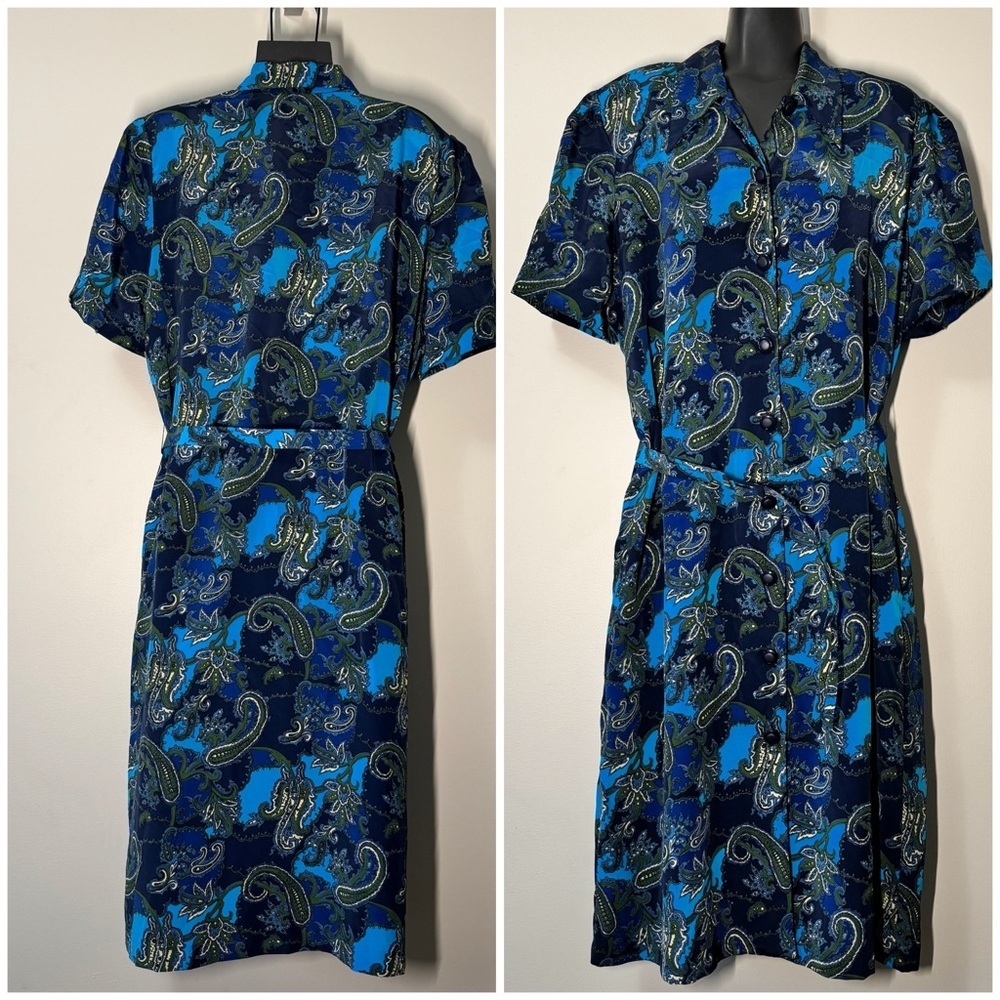 Vintage x Tradition Paisley blue , belted, with pocket, padded. Size 16
